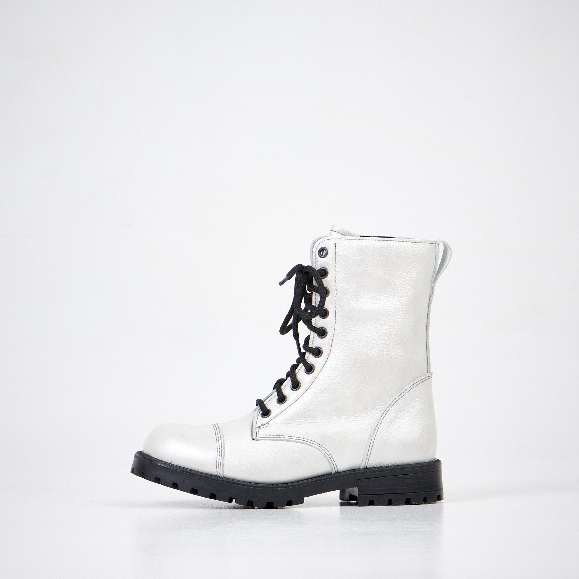 1. Women's 511 Bianco boots in white water-repellent leather with black laces, side view in studio