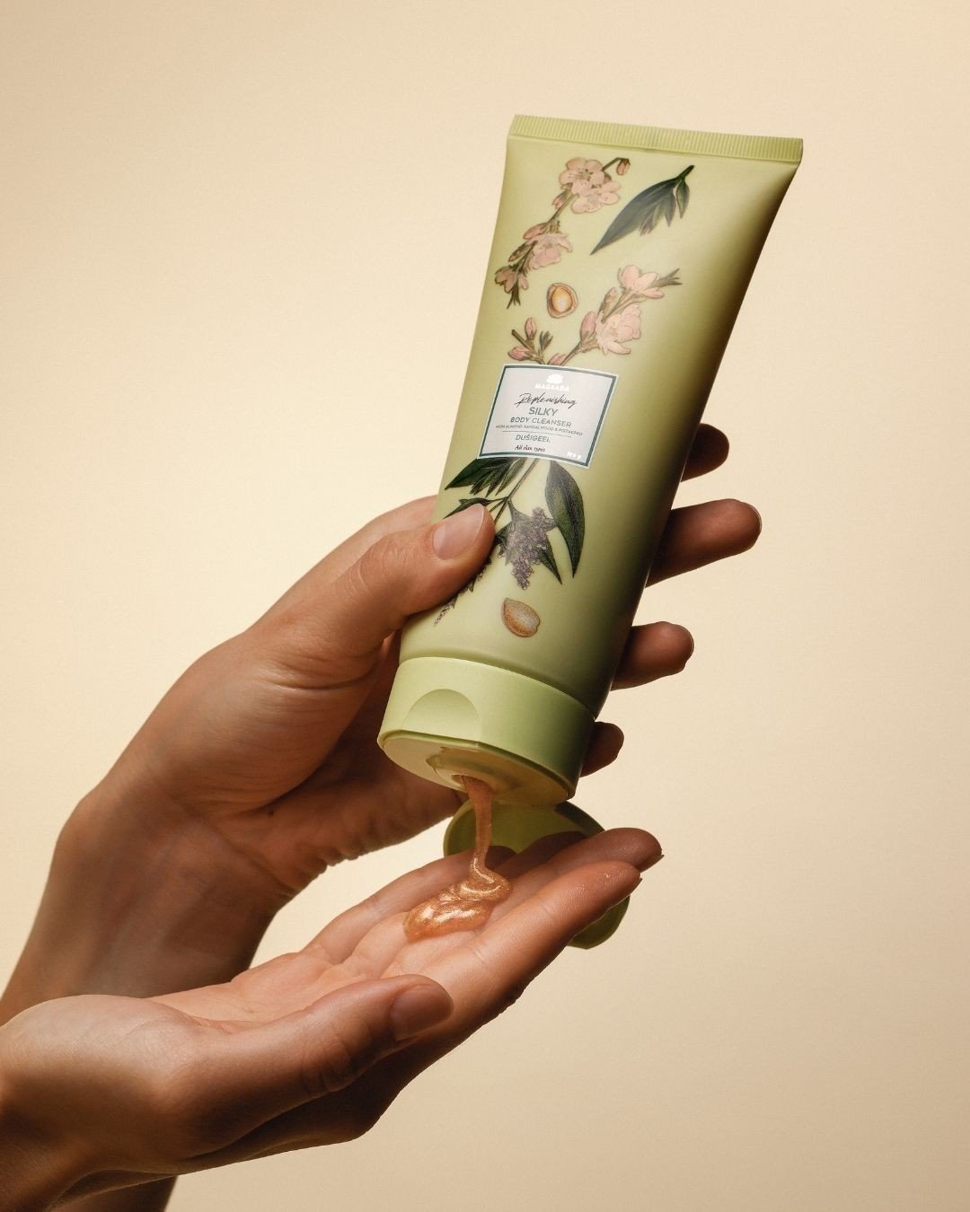 1. Magrada X Lauren moisturizing shower gel being dispensed into hand, highlighting light shimmer and gentle texture