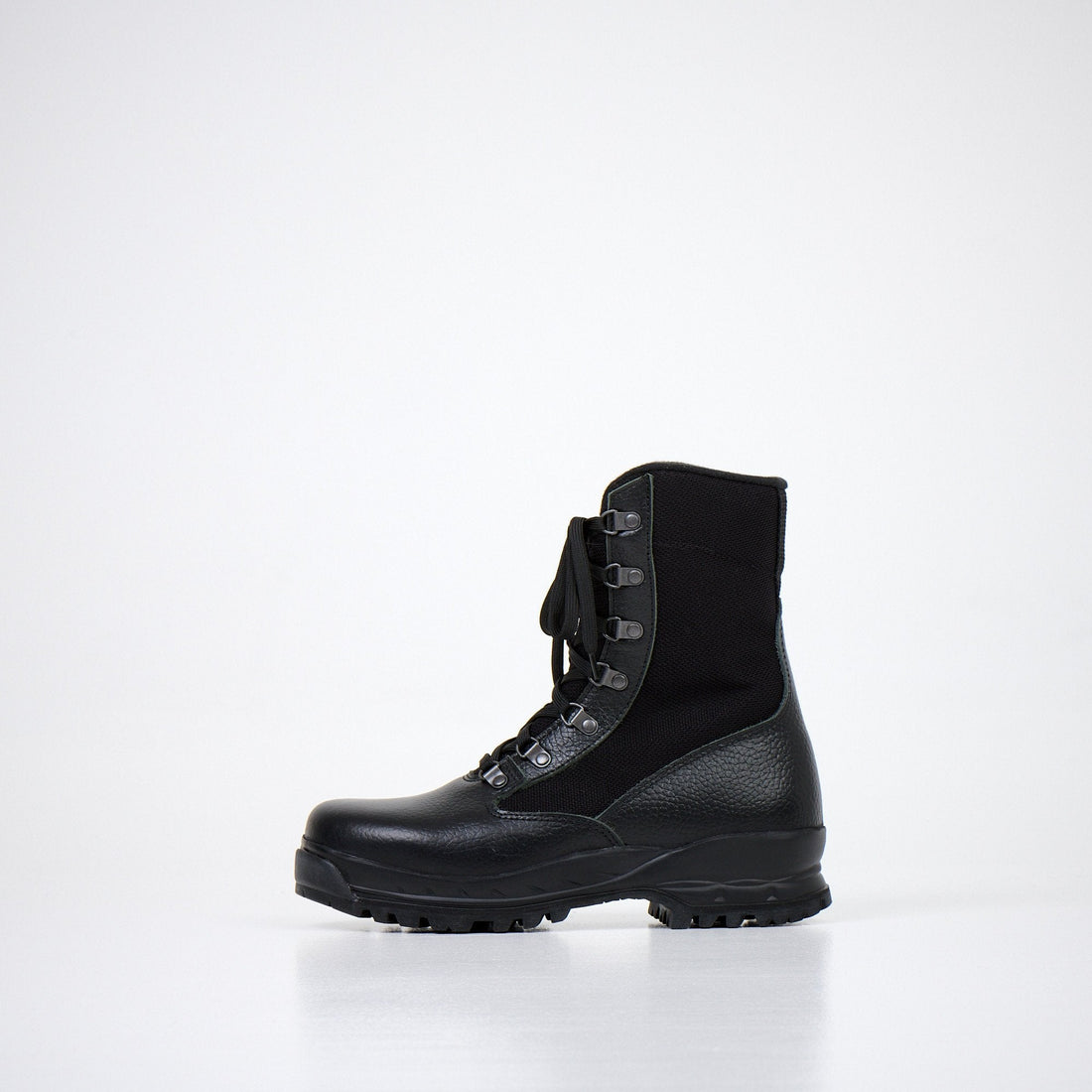 1. Samelin 598 Desert Boots Vibram in black, side view showcasing water-repellent leather and textile upper