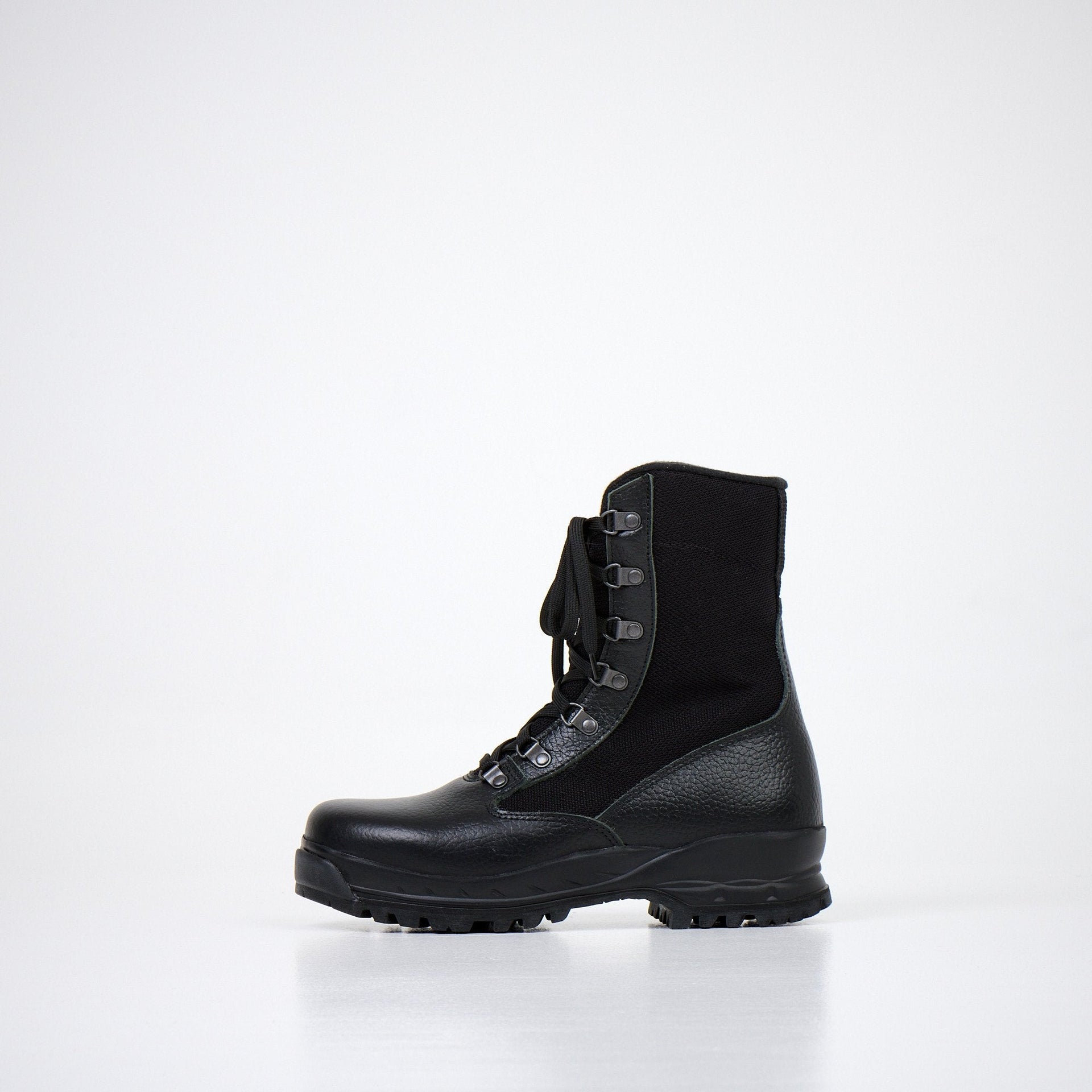 1. Samelin 598 Desert Boots Vibram in black, side view showcasing water-repellent leather and textile upper