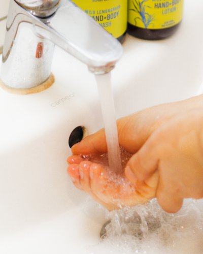 4. Hands being washed with Nurme Wild Lemongrass Hand and Body Wash under running water