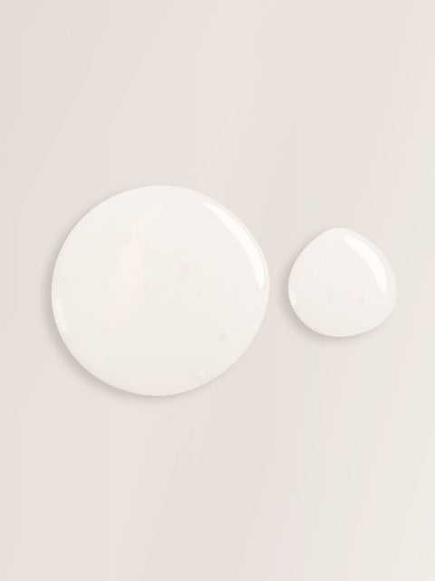 2. Close-up of Magrada Organic Cosmetics Linden Flower Shampoo texture, showing creamy consistency