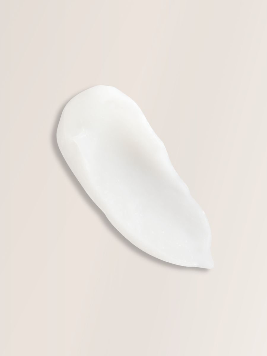 2. Close-up of Magrada Organic Cosmetics Linden Flower Conditioner texture on a neutral background