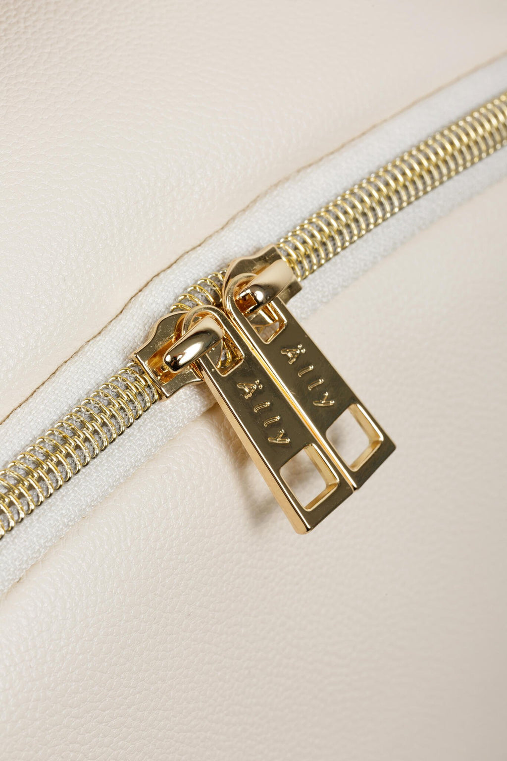 20. Close-up of YKK zippers on Ally Scandic small cappuccino diaper backpack