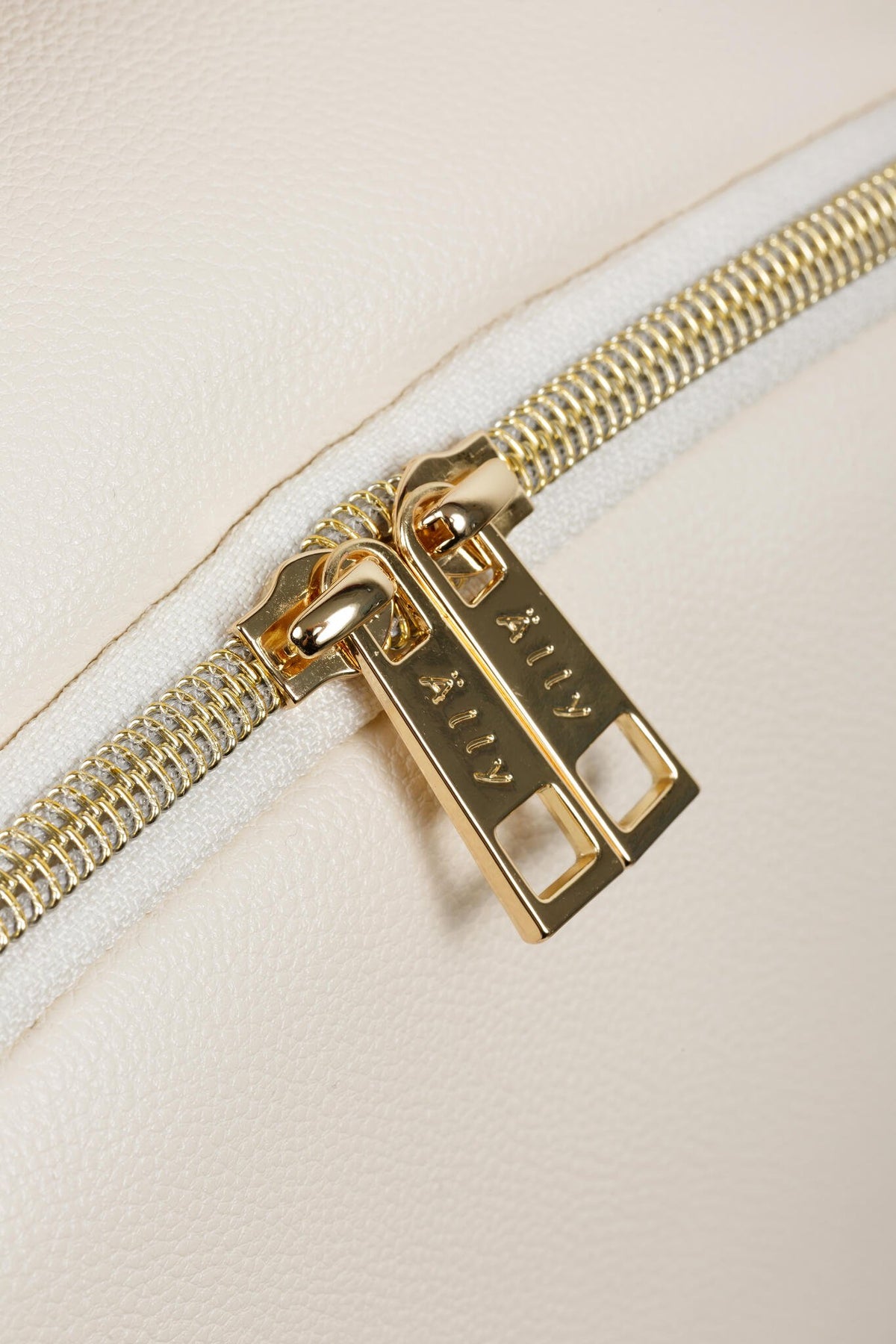 20. Close-up of YKK zippers on Ally Scandic small cappuccino diaper backpack