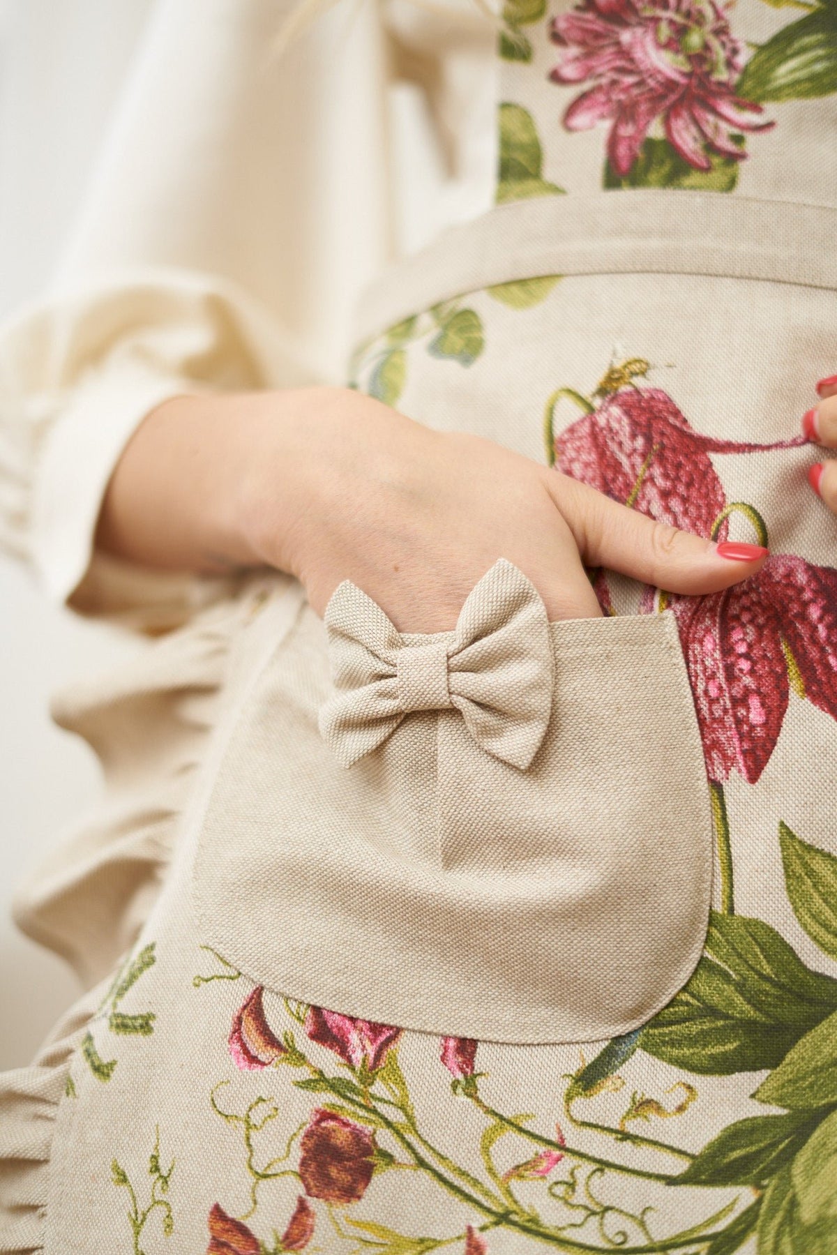 4. Close-up of Hortensias Home Botanico apron pocket with bow detail and floral print