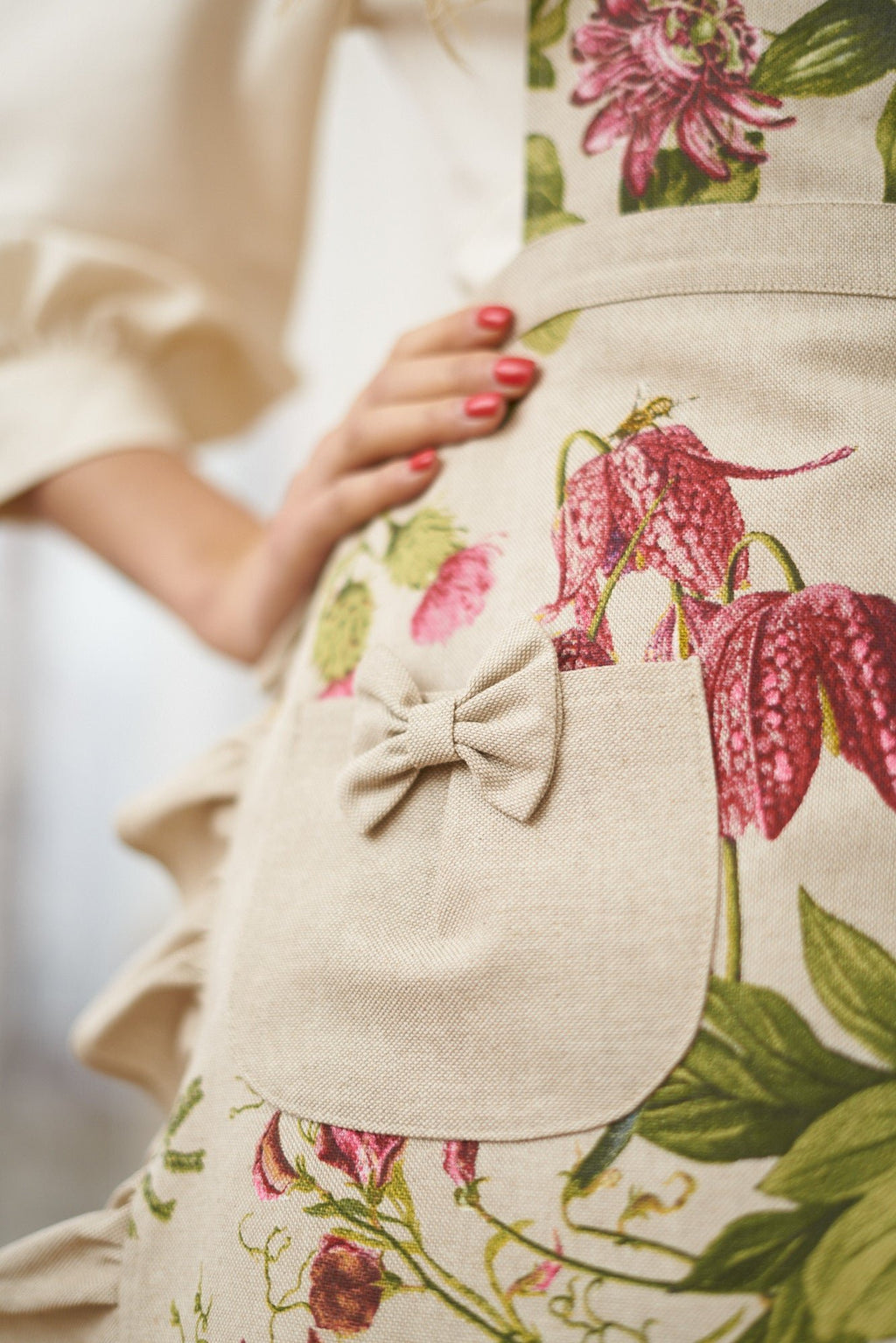 4. Close-up of floral pocket with bow on Hortensias Home apron