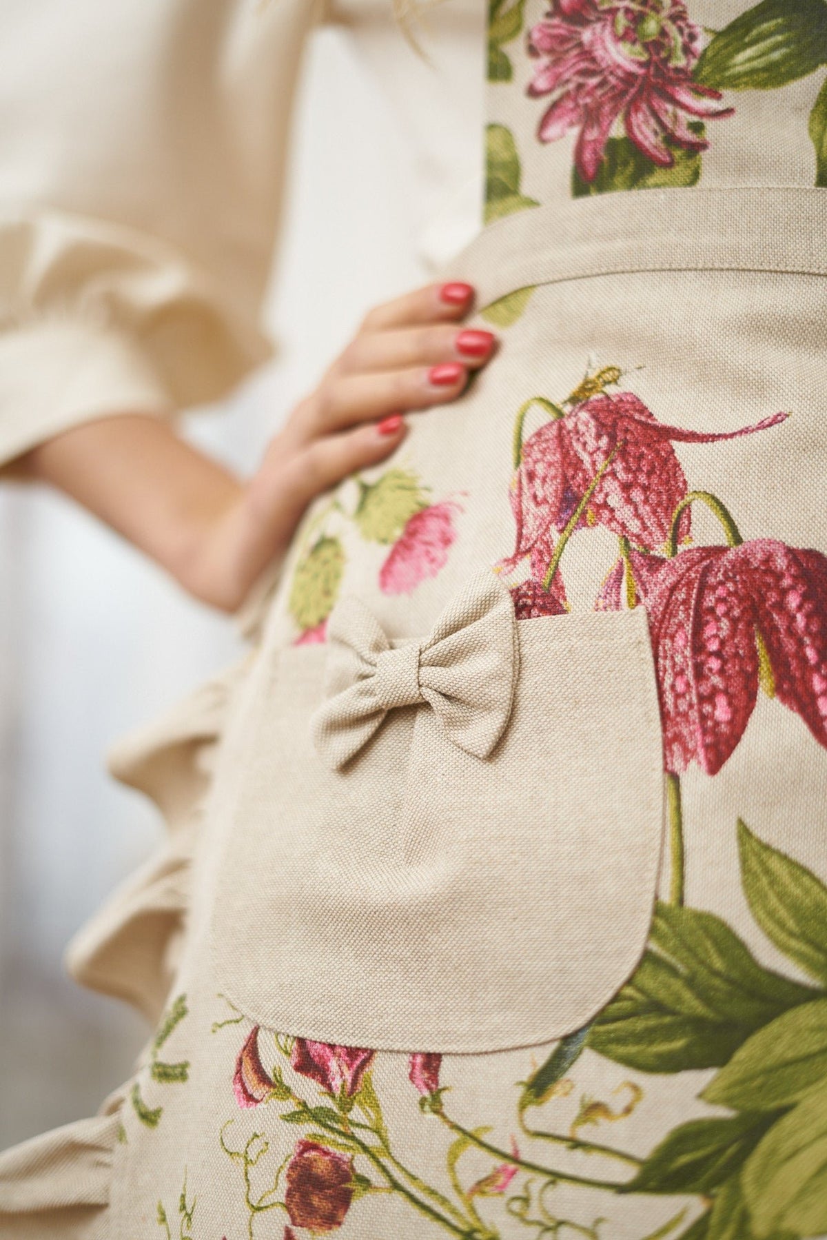 4. Close-up of floral pocket with bow on Hortensias Home apron