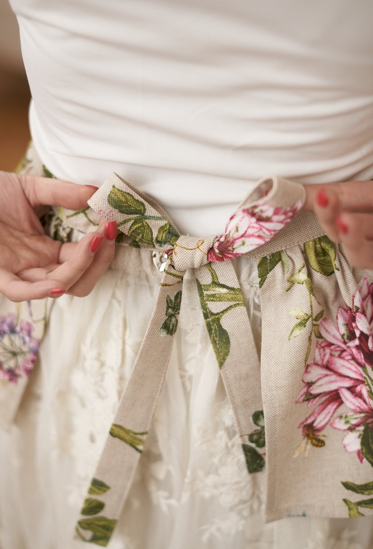 5. Close-up of floral bow detail on Hortensias Home Botanico apron