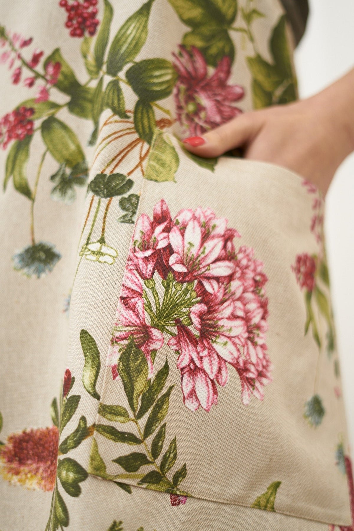 4. Close-up of floral pattern on Hortensias Home Botanico apron, highlighting pocket detail