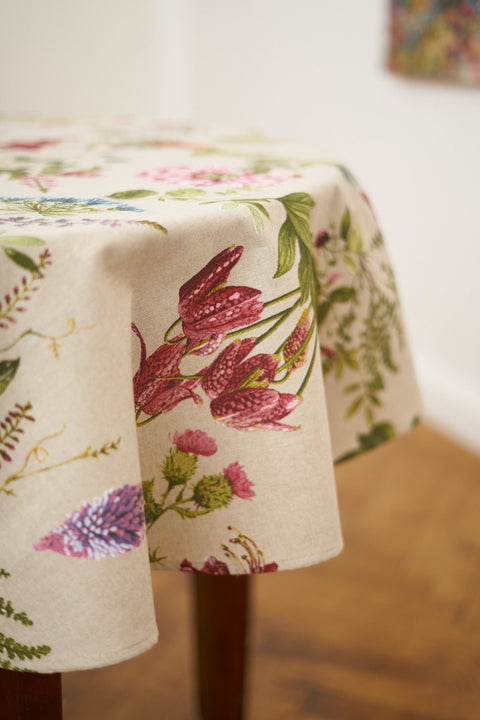 4. Detailed view of Hortensias Home Botanico tablecloth edge, showing vibrant floral print and fabric texture