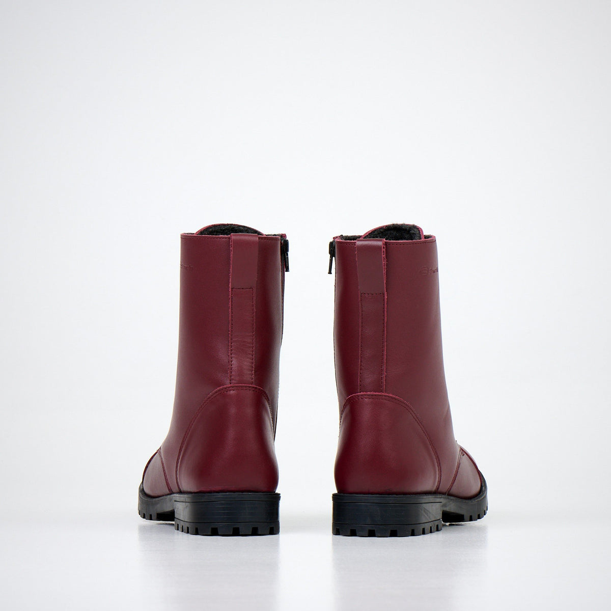 2. Back view of unisex burgundy winter boots by Samelin, highlighting zipper and fur lining