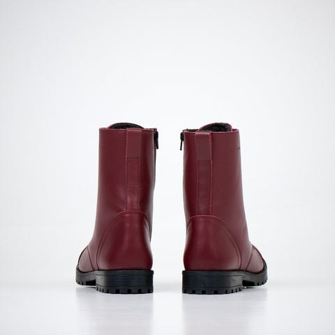 2. Back view of unisex burgundy winter boots by Samelin, highlighting zipper and fur lining