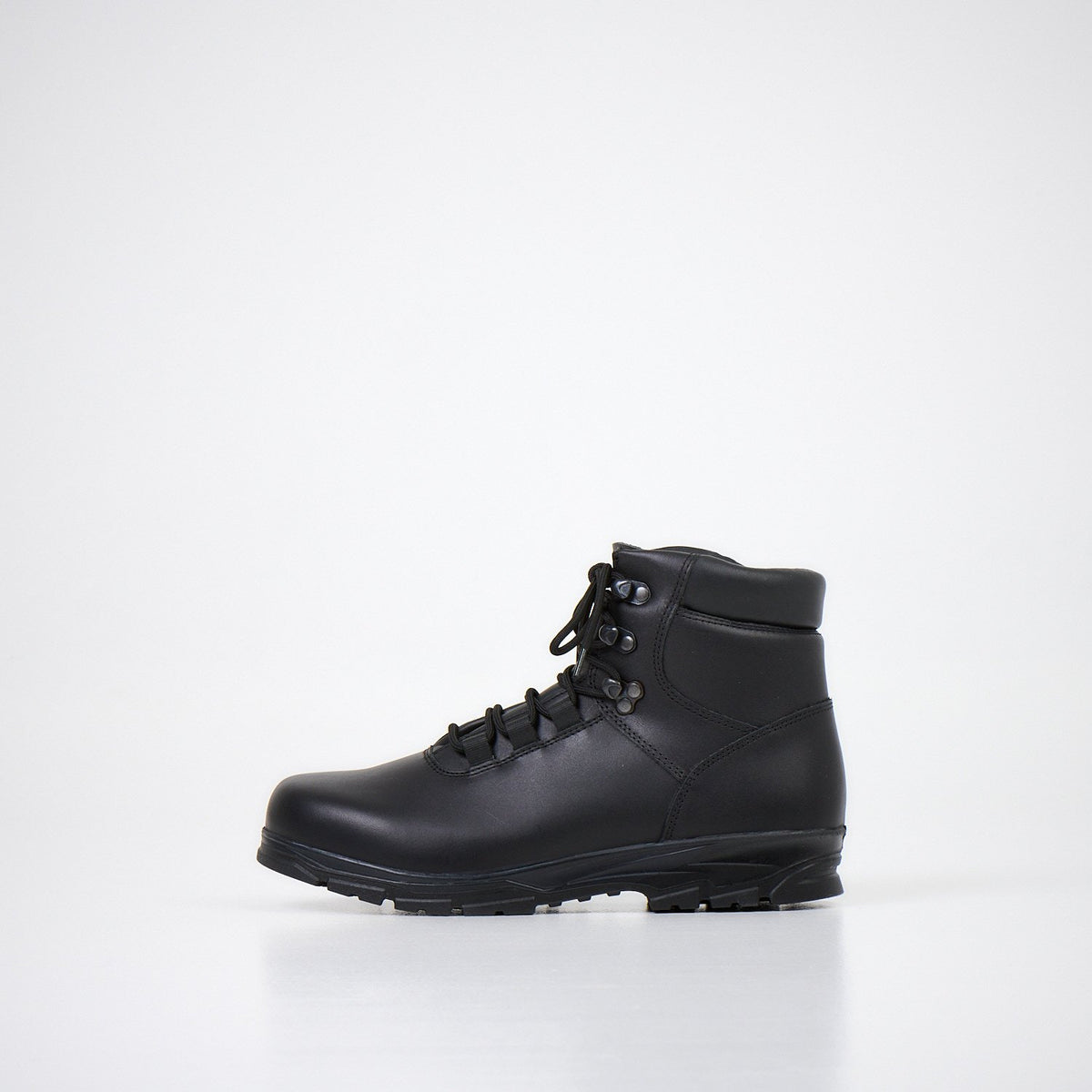 3. Profile view of Samelin 604278100 waterproof boots in black, featuring breathable PTFE membrane lining