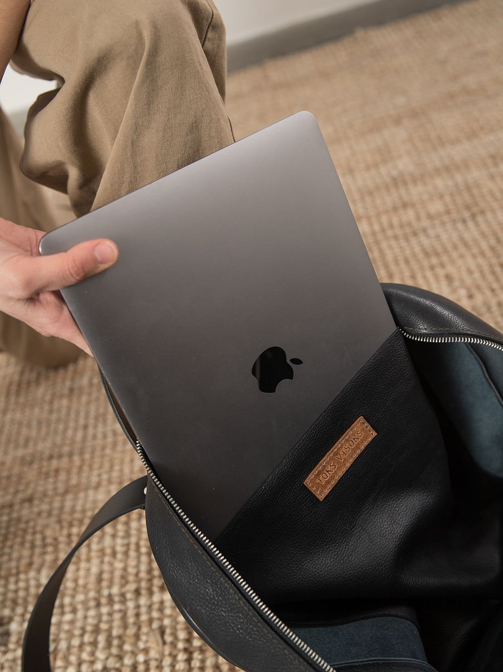 3. Close-up of TOKS VISOKS GORDON Backpack interior with laptop compartment, showing 13-inch laptop fit