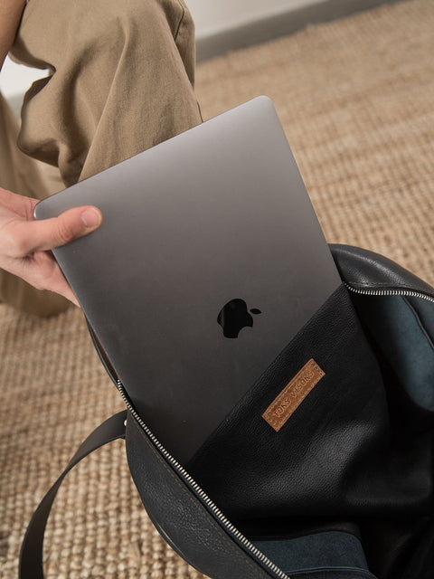 3. Close-up of TOKS VISOKS GORDON Backpack interior with laptop compartment, showing 13-inch laptop fit