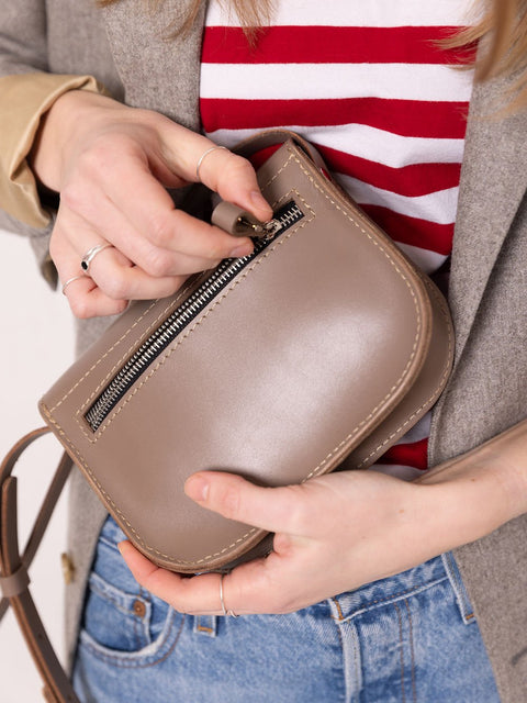 5. Close-up of TOKS VISOKS RUBY Purse in beige, showing zipper detail and recycled leather