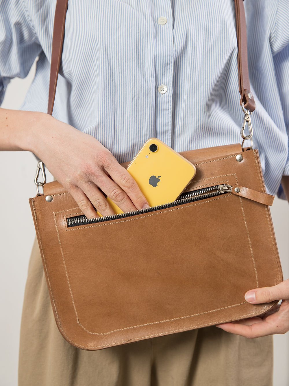 5. Back view of TOKS VISOKS ASTORIA handbag in camel brown, featuring convenient zipped pocket