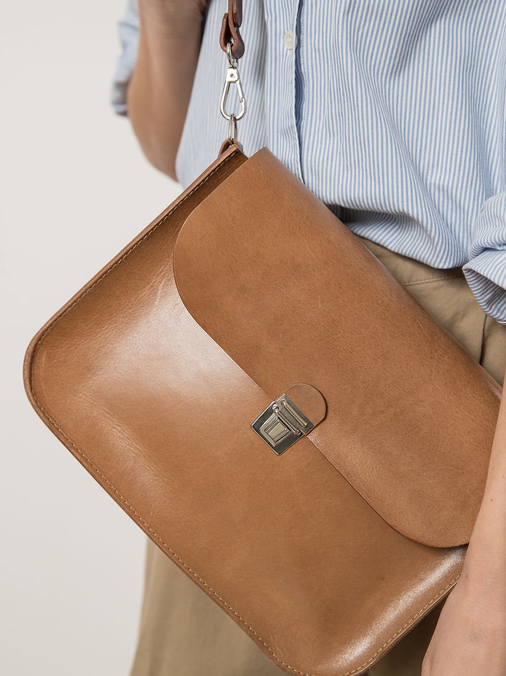 6. Studio shot of TOKS VISOKS ASTORIA handbag in camel brown, highlighting durable recycled leather
