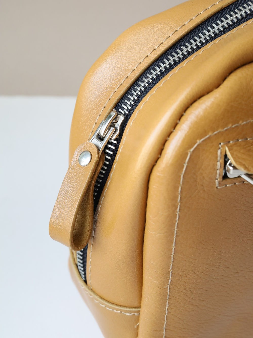 5. Close-up of zipper and leather detail on DOUGLAS Toiletry Bag in mustard, TOKS VISOKS brand