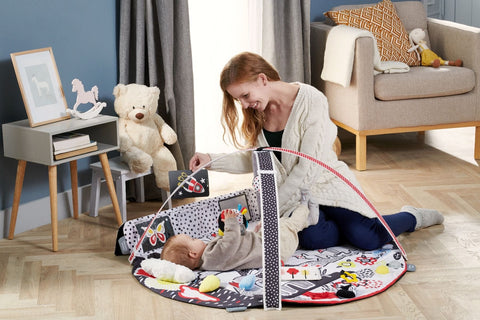 5. Woman playing with baby on Kinderkraft 4SMART sensory mat in living room