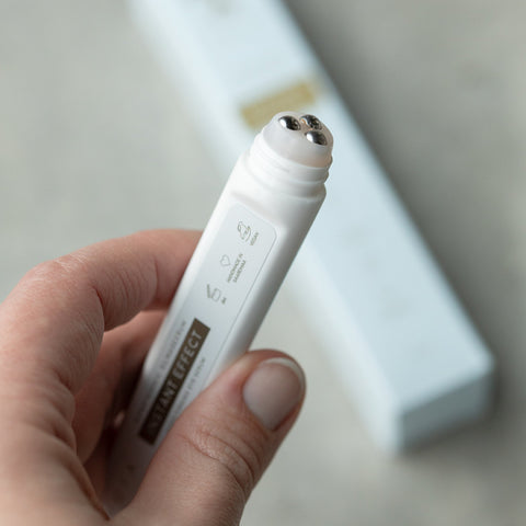 3. Close-up of HOIA homespa Superfirming Eye Serum Instant Effect applicator held in hand