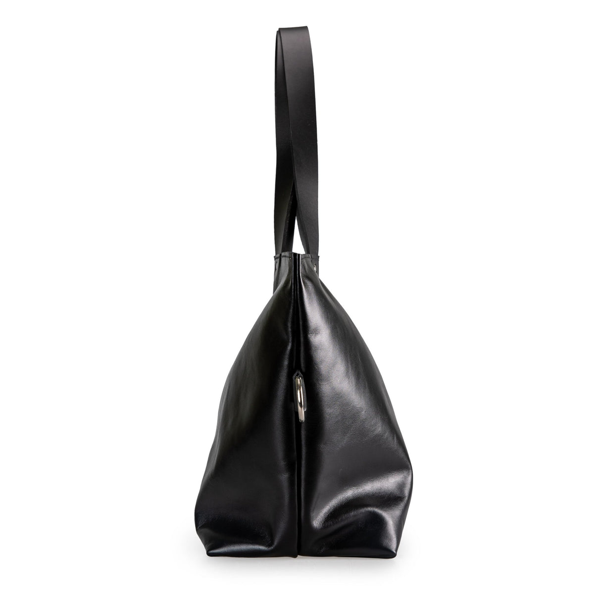3. Side view of PYKOK Large Handbag Lima in soft black leather, highlighting sleek profile and secure zippered closure