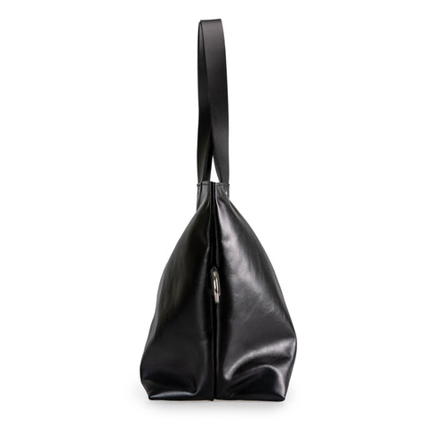3. Side view of PYKOK Large Handbag Lima in soft black leather, highlighting sleek profile and secure zippered closure