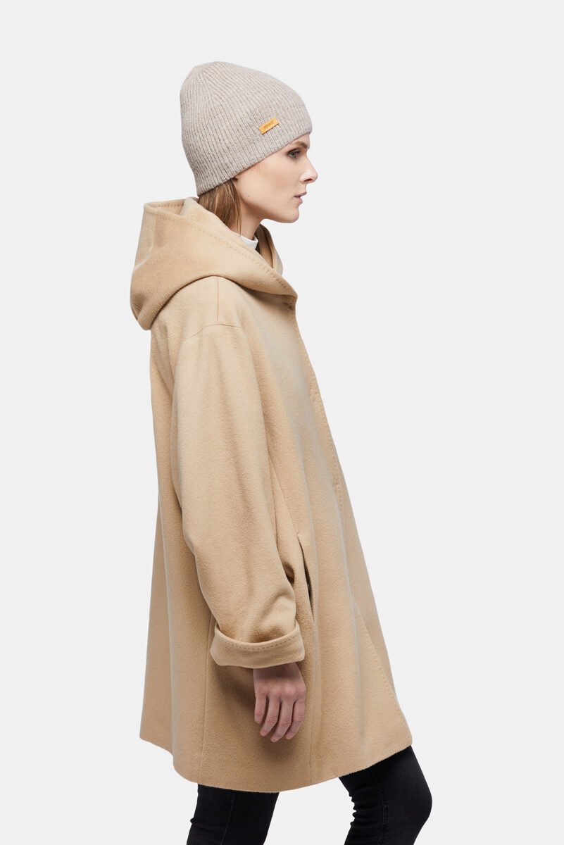 2. Woman in side profile wearing milk coffee Alpaka baby alpaca wool fisherman's rib beanie with beige coat