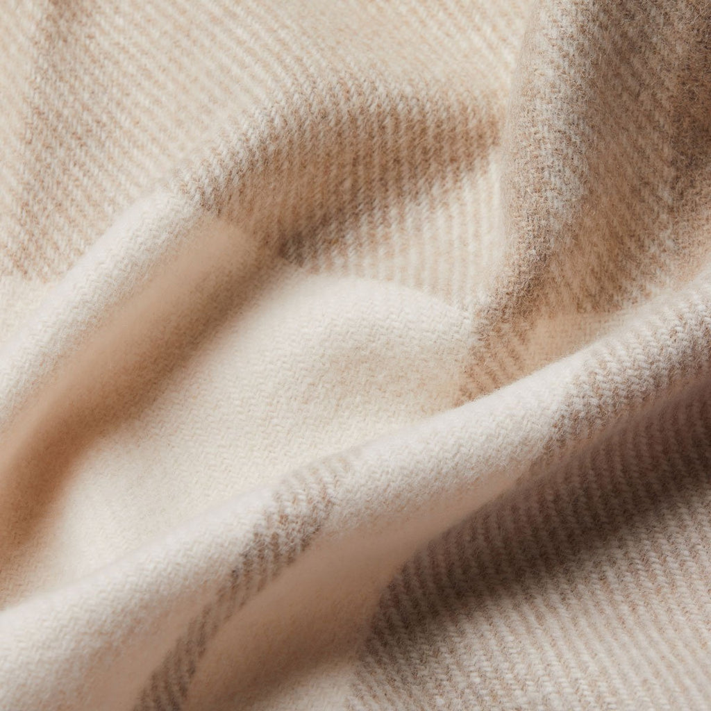 6. Close-up of Alpaka Natural Alpaca Wool Throw in Rosé/Beige, emphasizing fabric detail