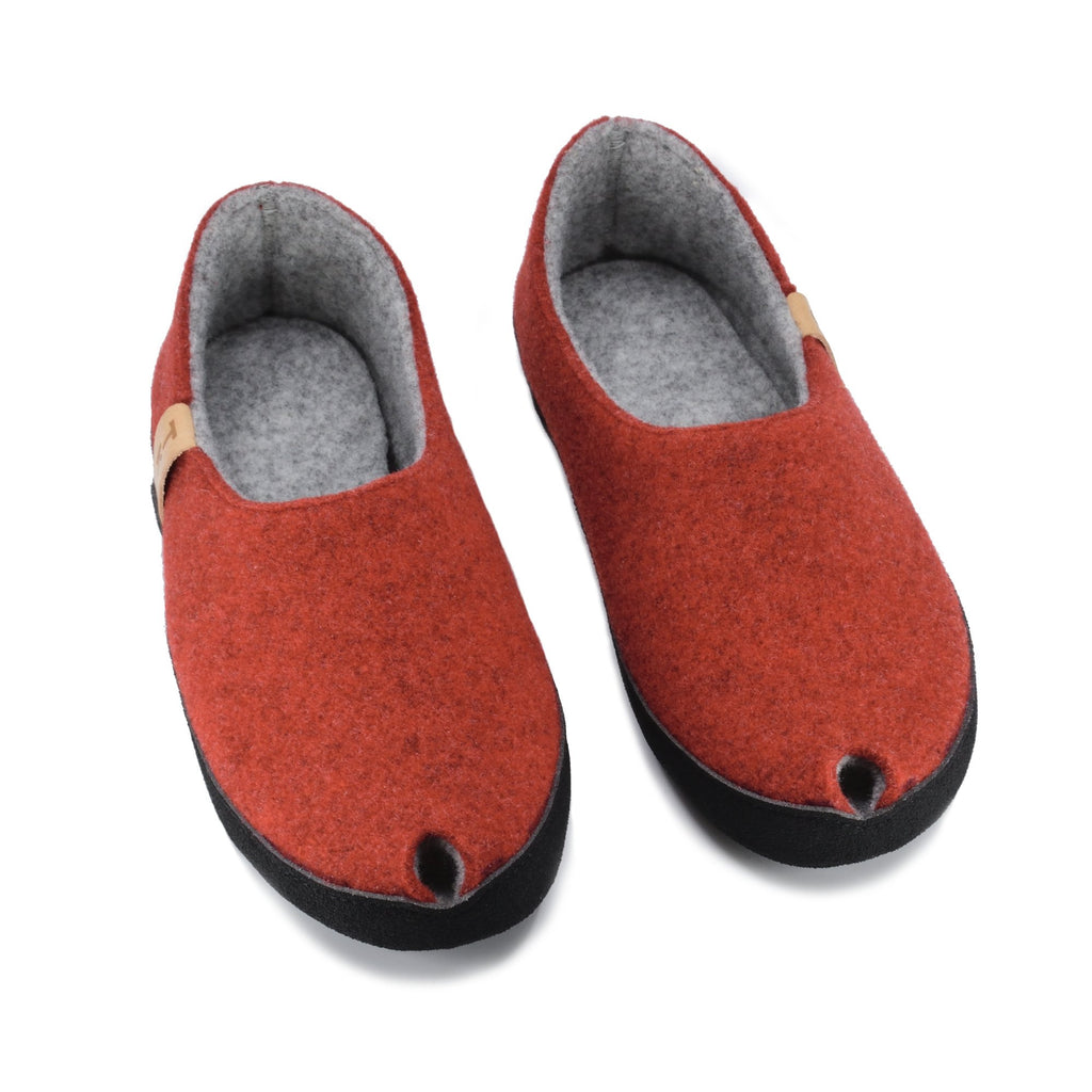 2. Top view of Omaking TOKU Budapest red slippers, highlighting peek-hole design and arch support insole