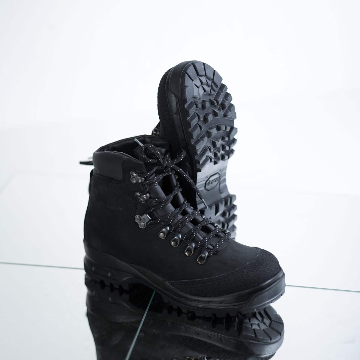 5. Samelin 553P black hiking boots with visible Vibram sole, highlighting traction and durability