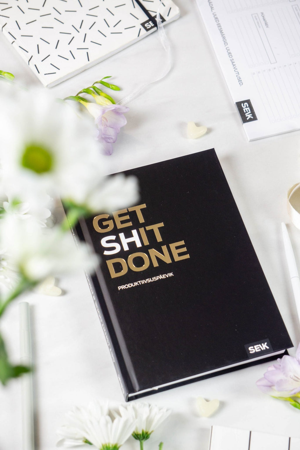 10. Get (sh)it done #Produktiivsuspäevik planner cover, black with gold text, surrounded by flowers