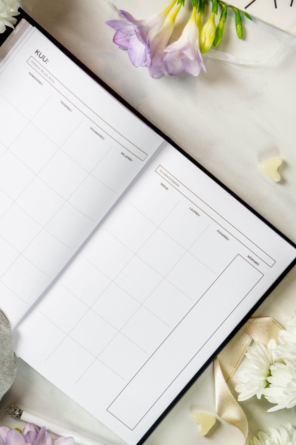 6. Weekly layout in Get (sh)it done #Produktiivsuspäevik planner, surrounded by flowers