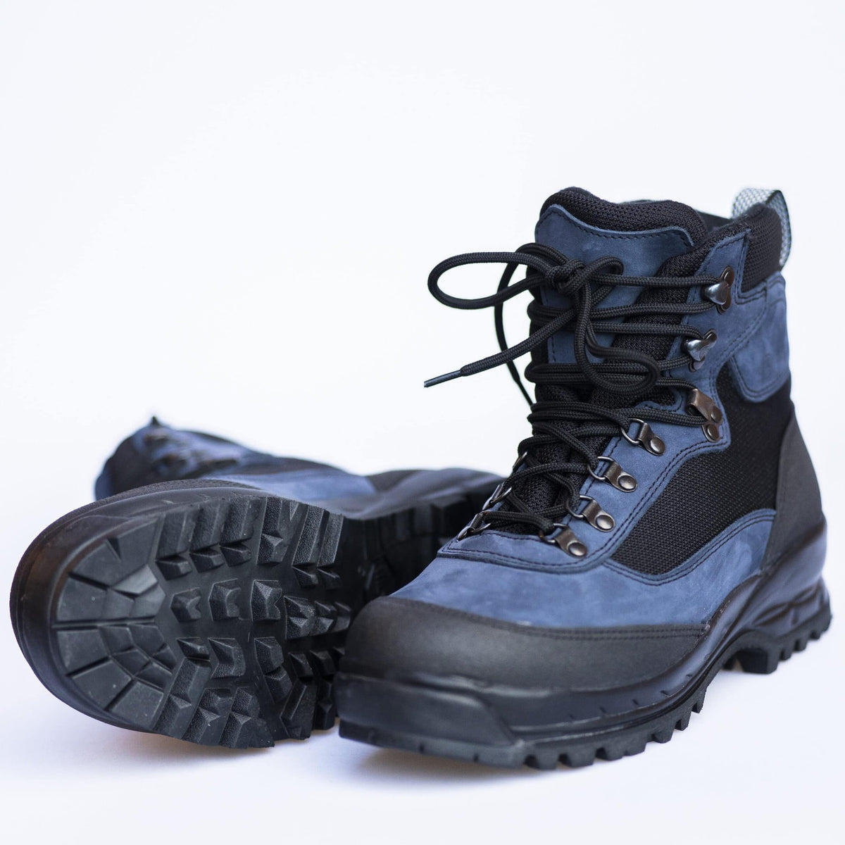 5. Close-up of Samelin 550 Navy hiking boots emphasizing Vibram sole tread pattern and durable design