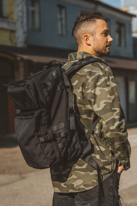 1. Man wearing Galvi Linda Backpack 039 in black, showcasing outdoor lifestyle use
