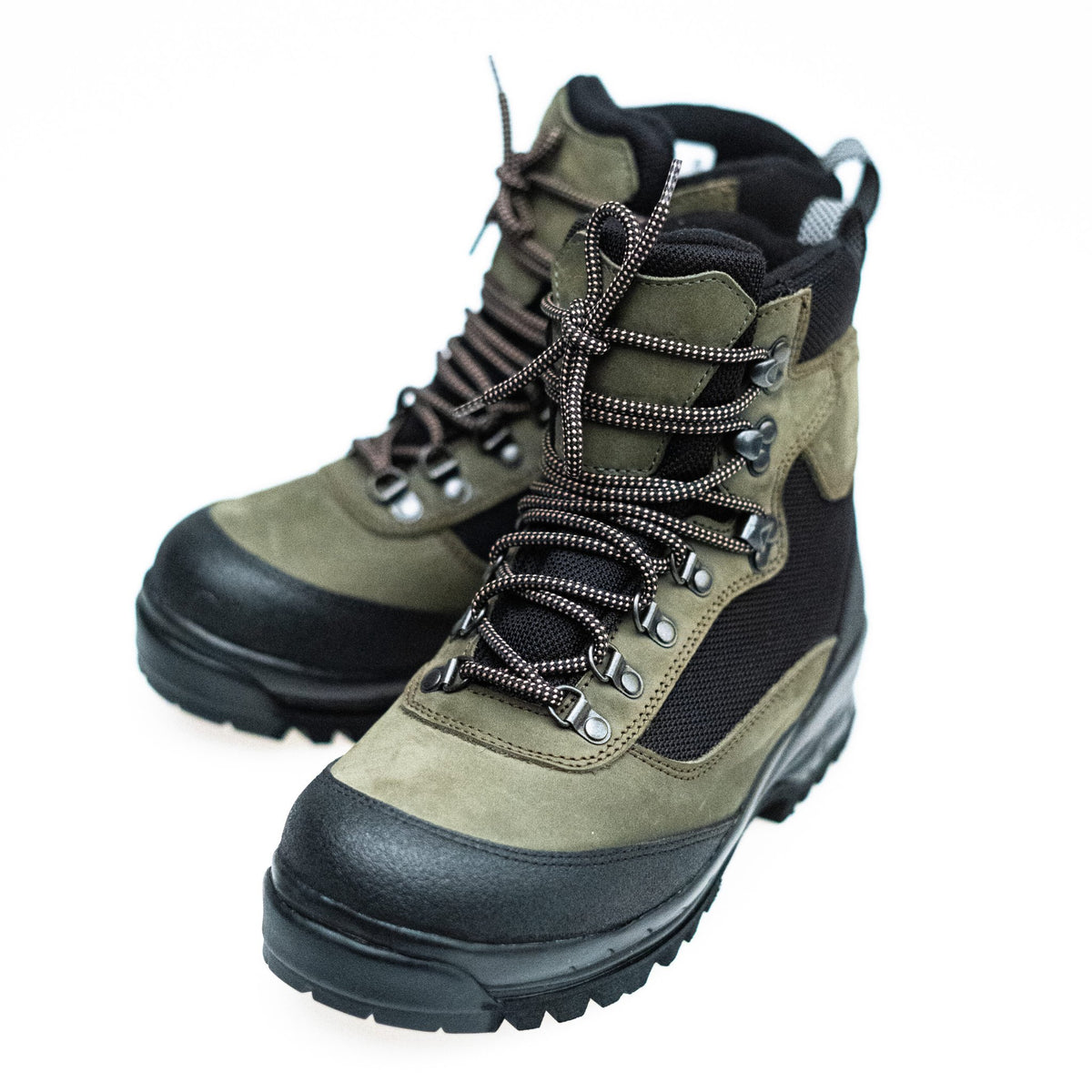 5. Pair of Samelin 550 Lichene hiking boots in green and black, studio setting