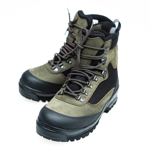 5. Pair of Samelin 550 Lichene hiking boots in green and black, studio setting