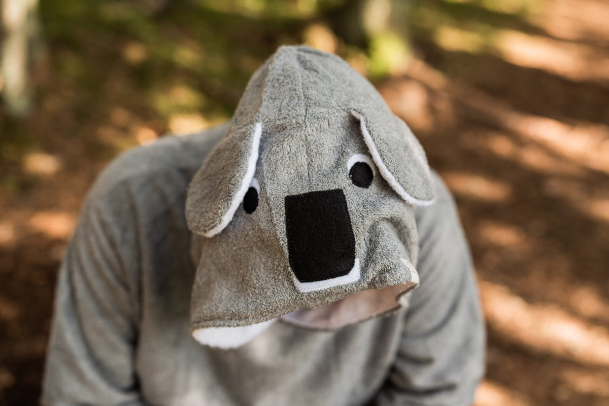 1. Close-up of RÄTT's Short-Sleeve Poncho KOALA hood with koala face design, made from bamboo terry fabric