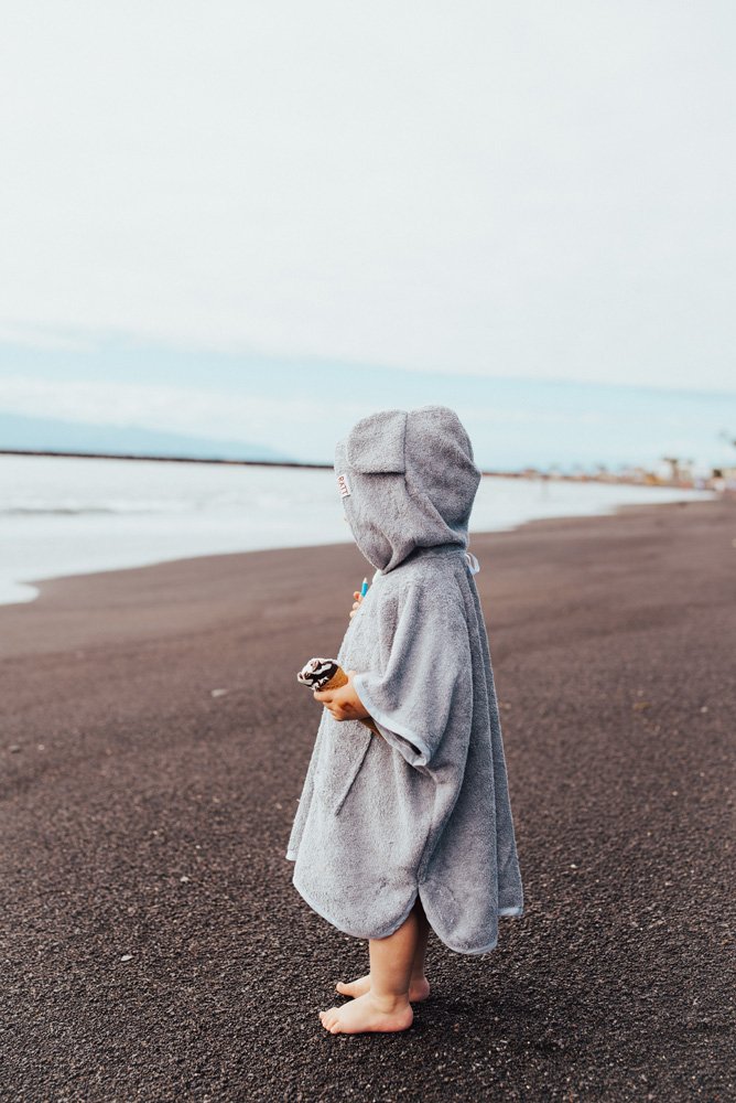3. Child in gray RÄTT Short-Sleeve Poncho KOALA looking at ocean