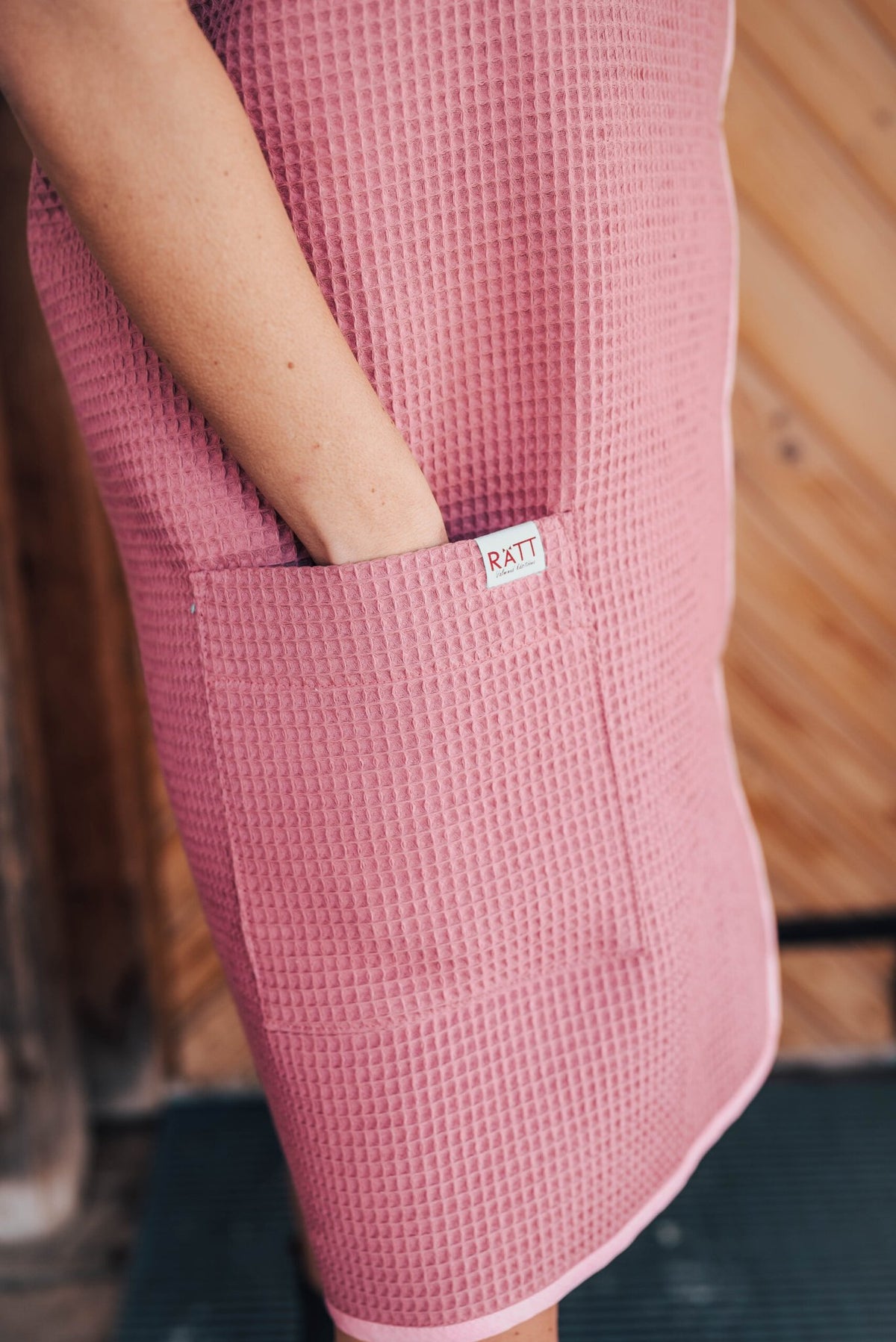 3. Close-up of pink RÄTT spa wrap pocket, showing waffle texture and brand label