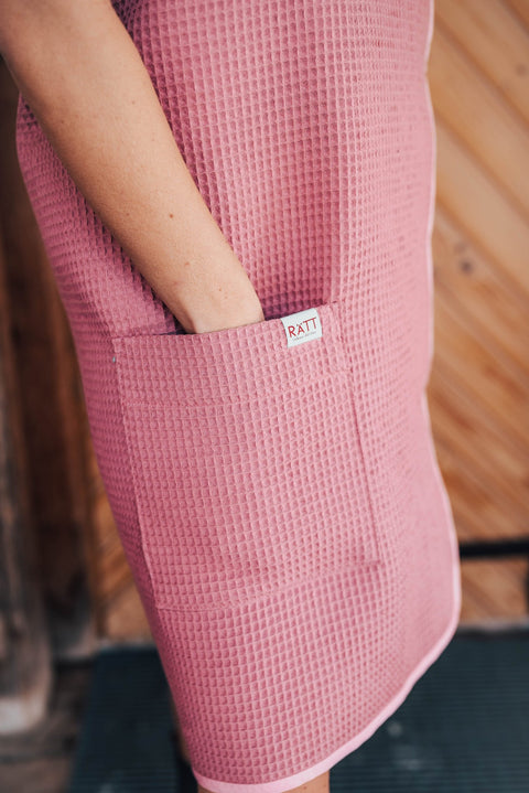3. Close-up of pink RÄTT spa wrap pocket, showing waffle texture and brand label