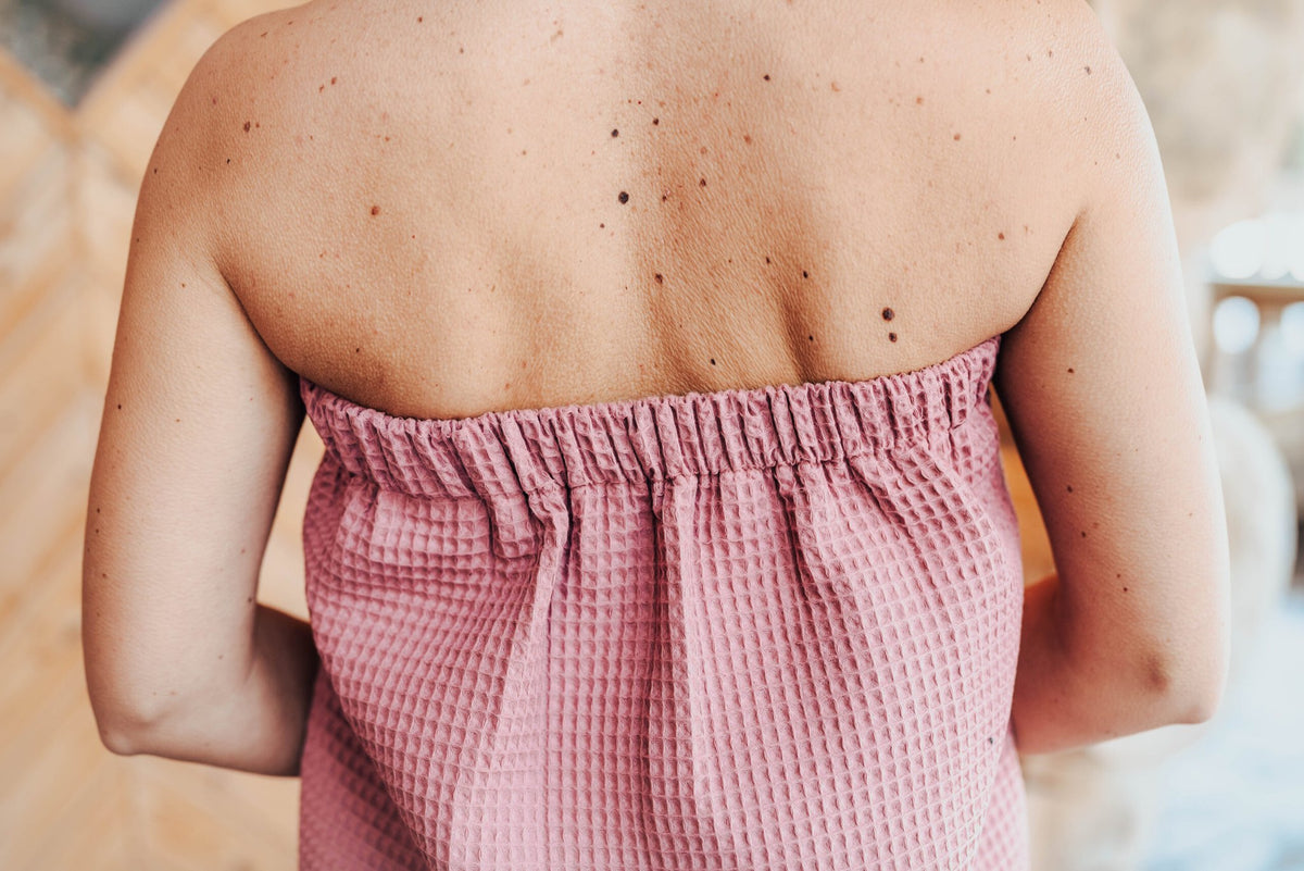 6. Back view of pink RÄTT spa wrap, showing elastic band detail