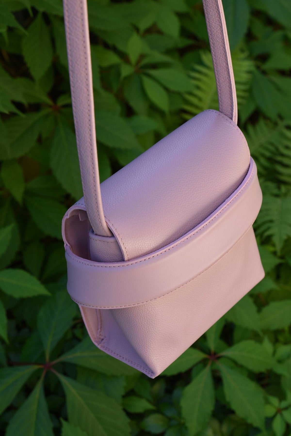 2. Close-up of Gerda Retter Design Luce shoulder bag in lilac, showcasing high-quality Spanish leather and adjustable strap