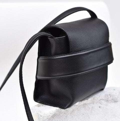 4. Close-up of black Luce shoulder bag by Gerda Retter Design highlighting Spanish leather texture and strap detail