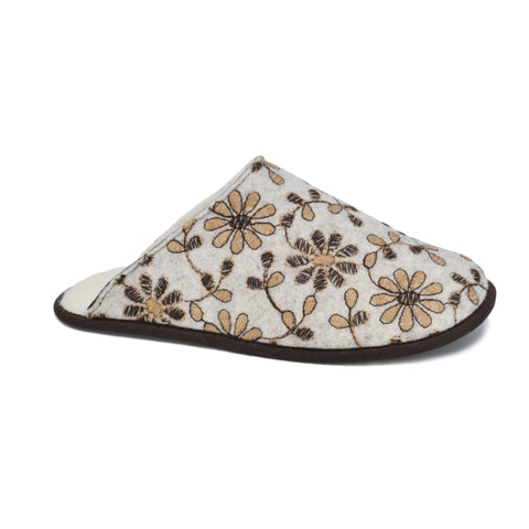 2. Side view of Jugu handmade slippers with floral embroidery, crafted from natural felt and wool by Omaking
