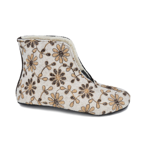 2. Side view of Omaking women's slippers in natural felt with floral pattern and sheep's wool lining