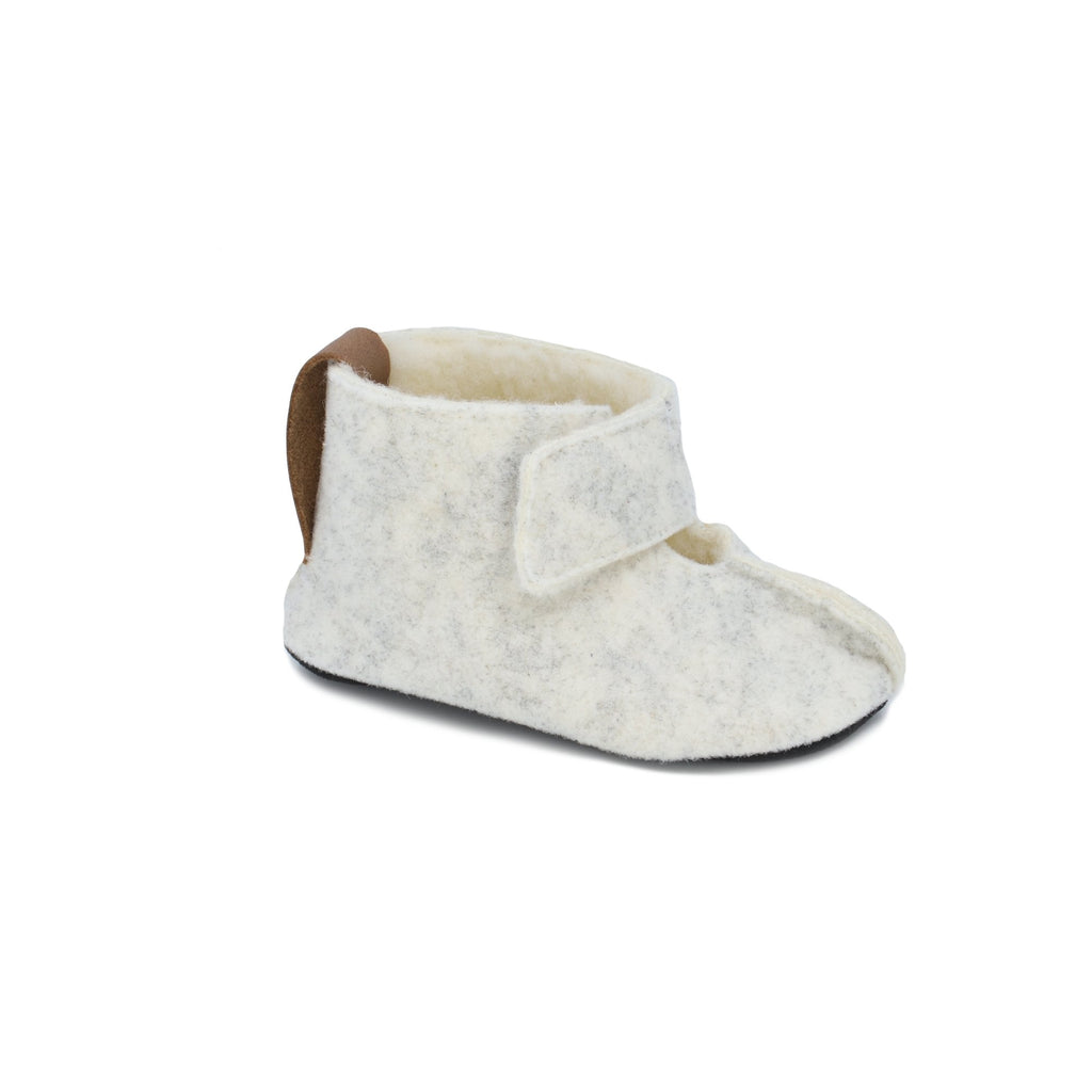 1. KAKU kids' slippers in white felt with adjustable Velcro fastener, side view