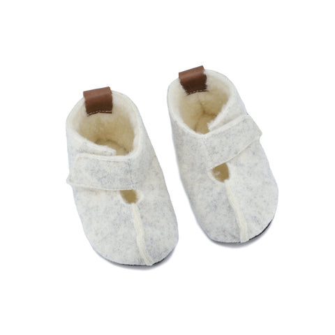 2. Pair of KAKU kids' slippers in white felt with sheep's wool lining, top view