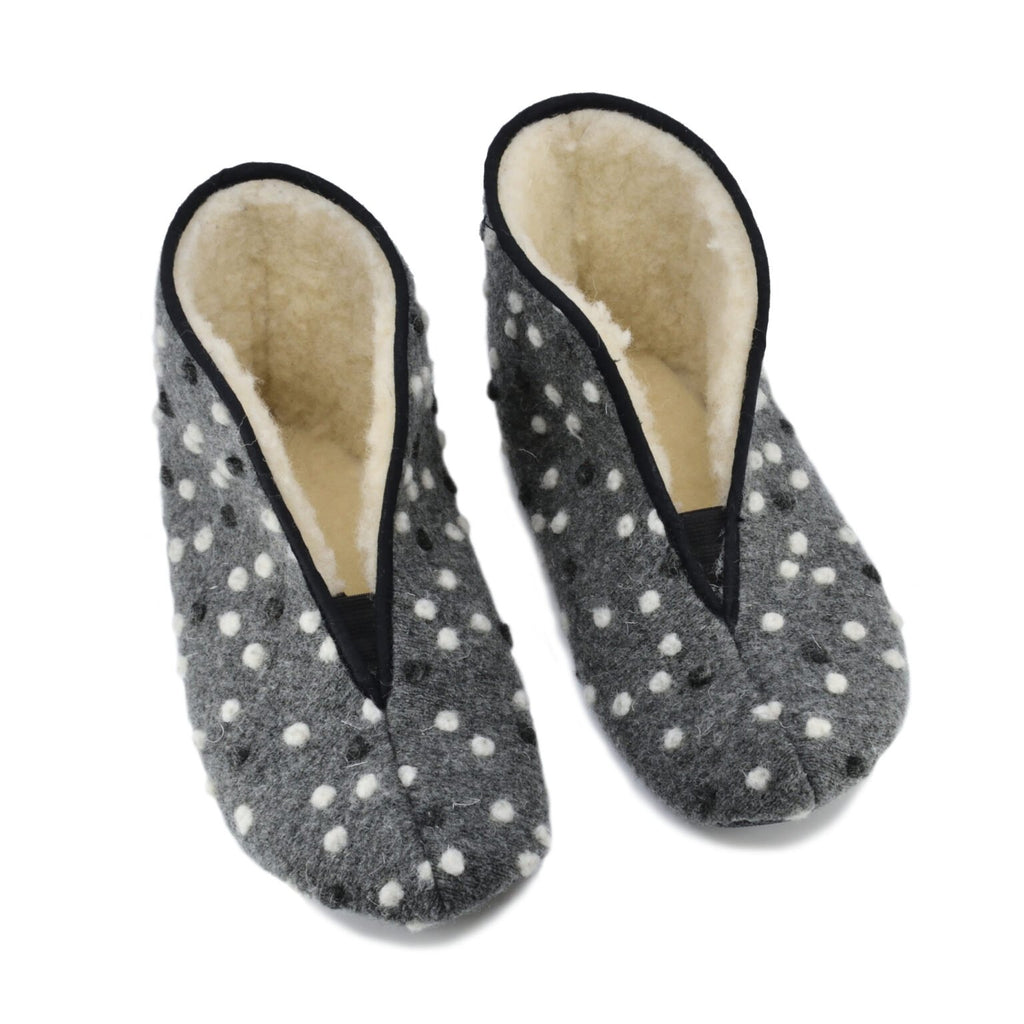 3. Top view of Omaking Barefoot Wool Slippers Trolla with dots, highlighting wool lining
